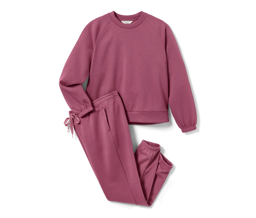 Ein rosafarbener Hausanzug liegt auf einem weißen Hintergrund.