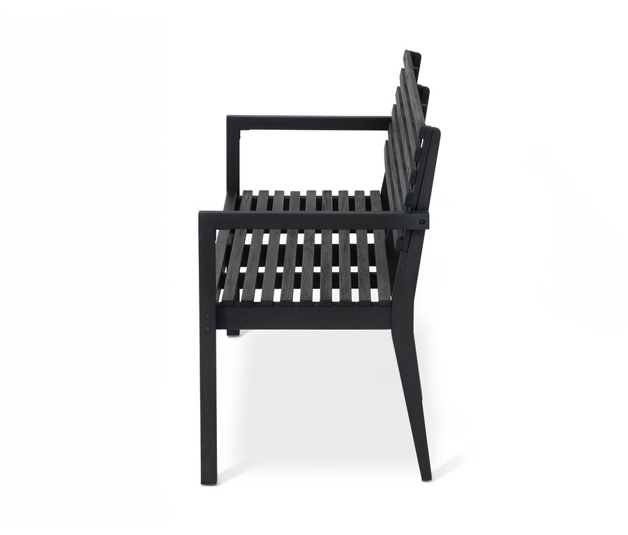 Seitenansicht einer Gartenbank mit Armlehne auf weißem Hintergrund.