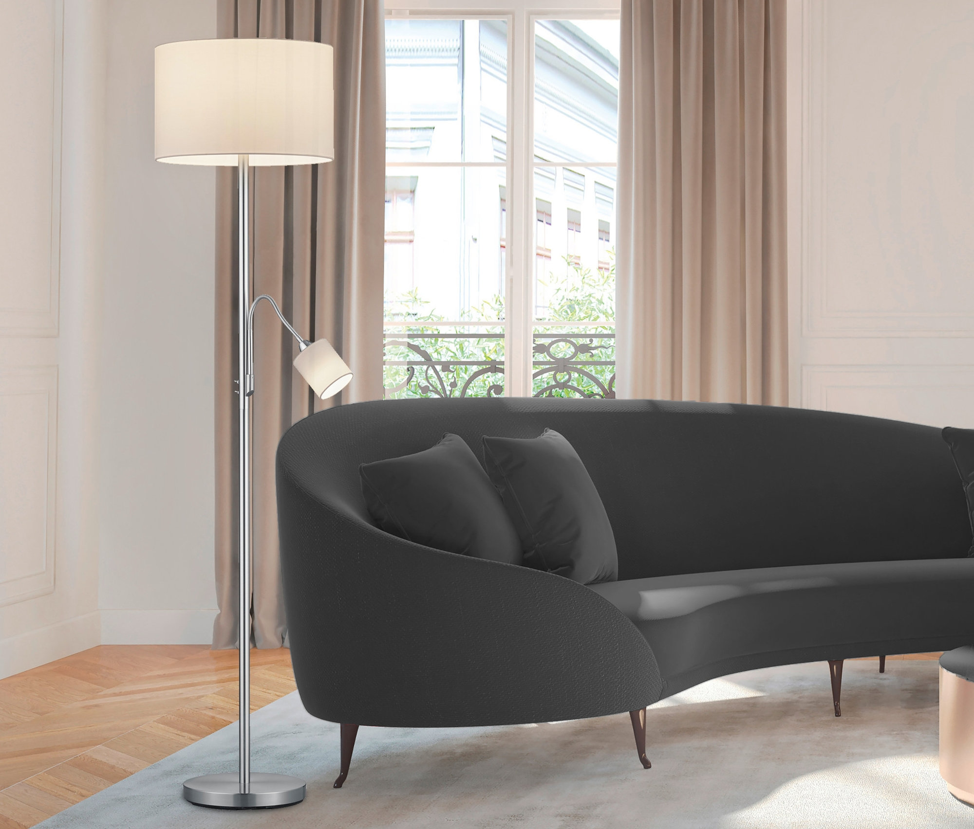 Wohnzimmer mit grauem Sofa, Couchtisch und nickelfarbener Trio Stehleuchte »Hotel«.