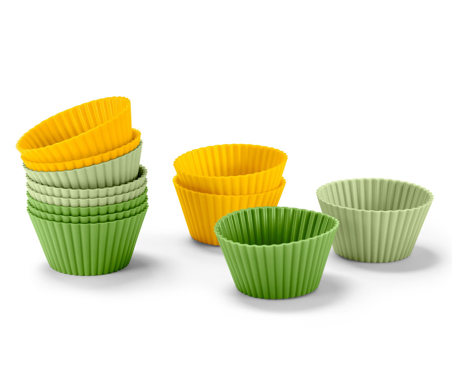 Ein Set aus 12 Muffinförmchen in Grün, Gelb und Hellgrün.