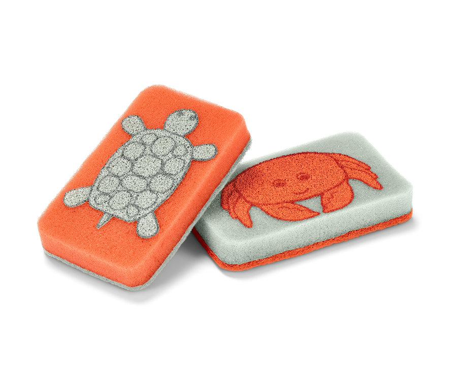 Zwei Reinigungsschwämme: ein orangefarbener mit Schildkröte, ein grauer mit Krebs.