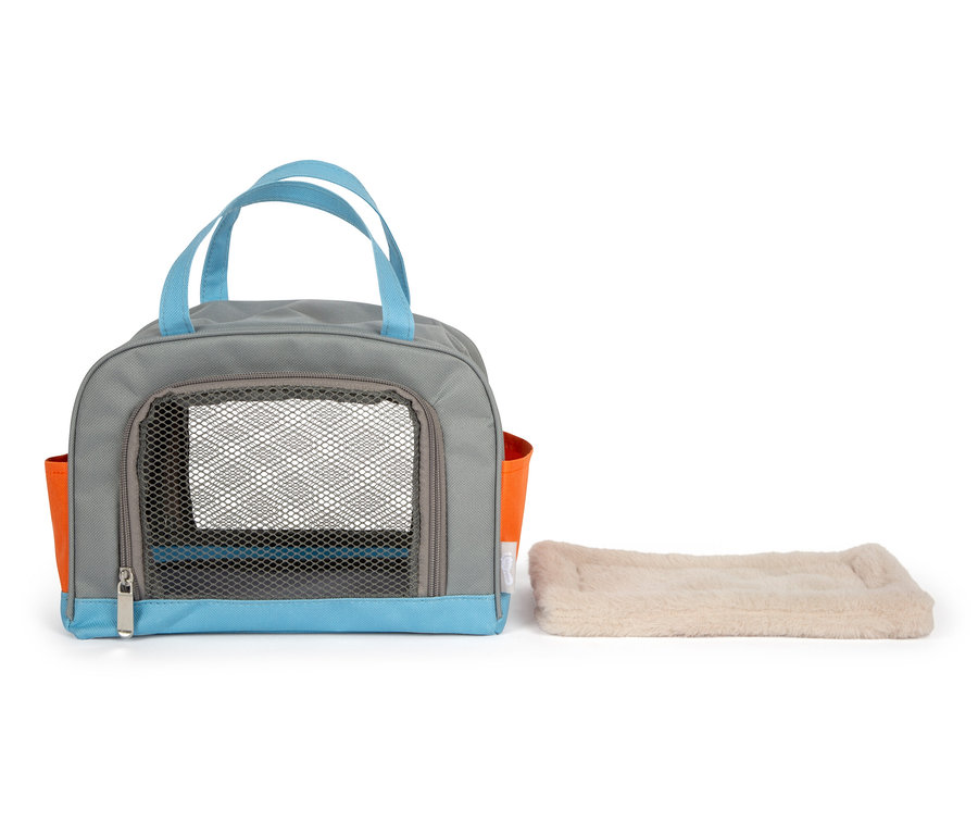 Graue Tasche mit blauen Griffen und orangen Seitentaschen neben beiger Unterlage.