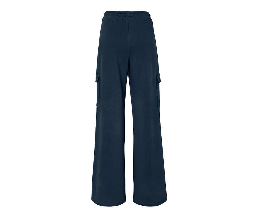 Dunkelblaue Sweathose mit Cargo-Taschen.