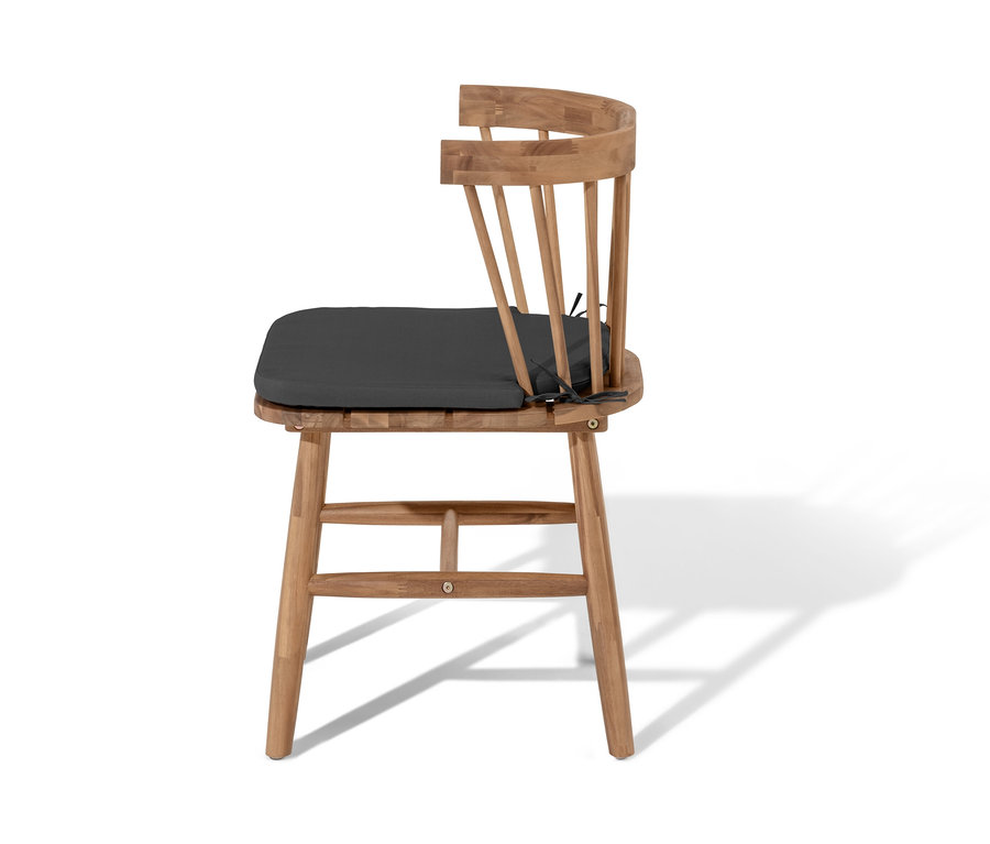 Seitenansicht eines Dining-Stuhls mit Sitzpolster auf weißem Hintergrund.