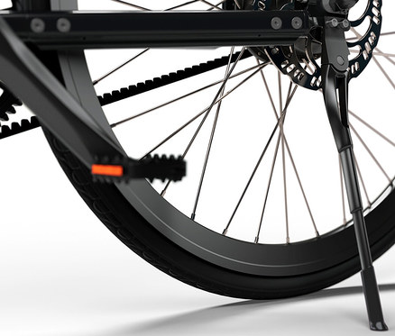 Detailaufnahme vom Hinterrad eines schwarzen E-Bikes (SHARP Hybrid E-Bike) mit Ständer, Pedal und Speichen.