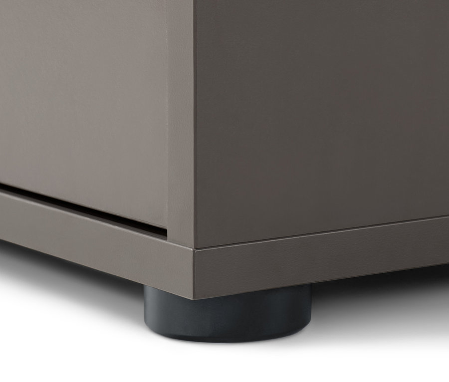 Detail eines Highboards mit 2 Türen, der untere Teil und die Füße.