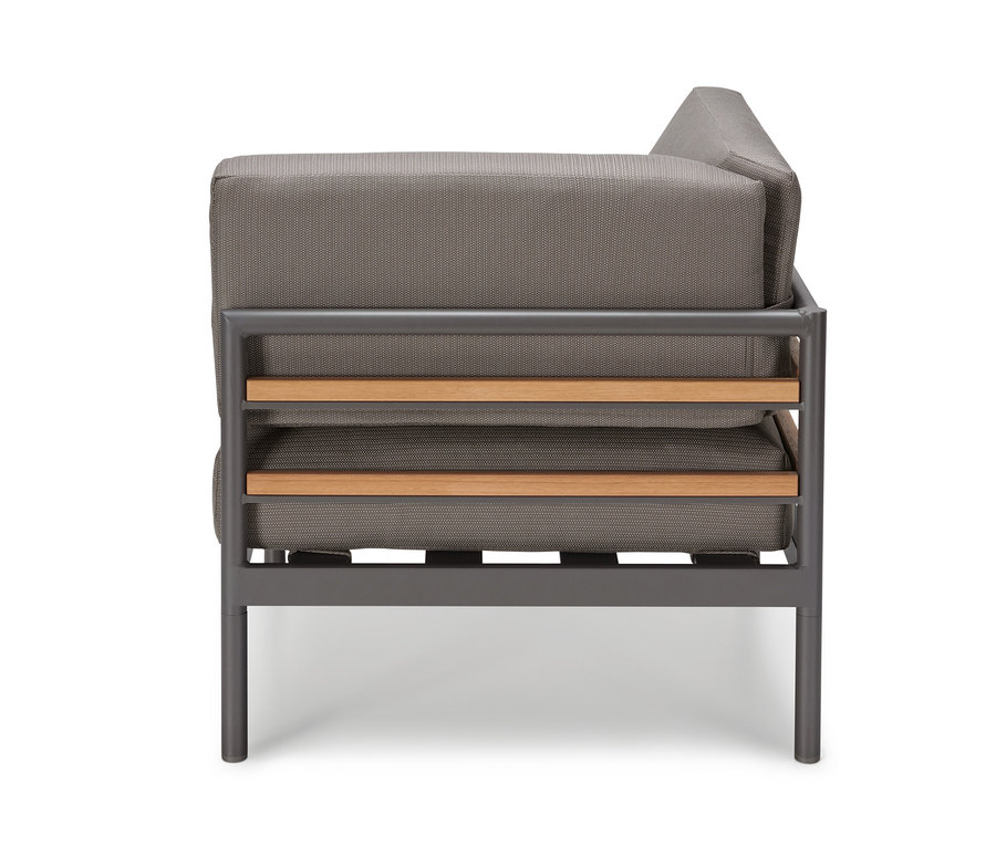 Detailaufnahme eines 1-Sitzer Eck-Moduls mit grauen Premium-Polsterbezügen und Holzakzenten.