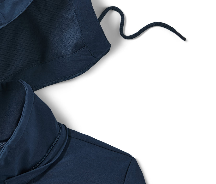 Detailansicht einer Softshell-Jacke mit Kapuze und Kordelzug.
