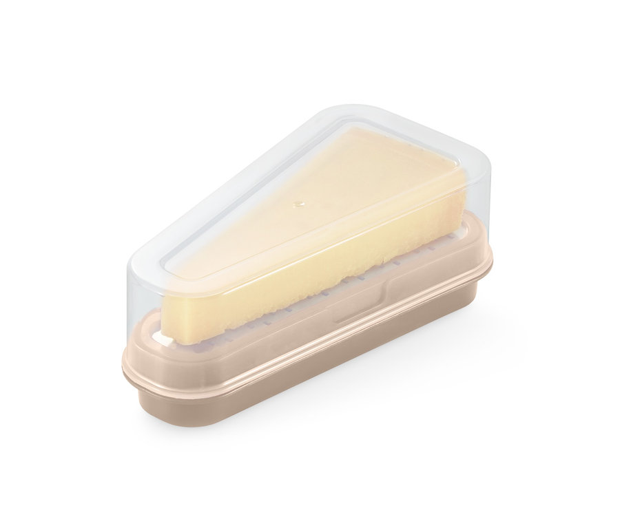 Ein Käsestück in einer braunen 2-in-1-Parmesanreibe mit transparentem Deckel.