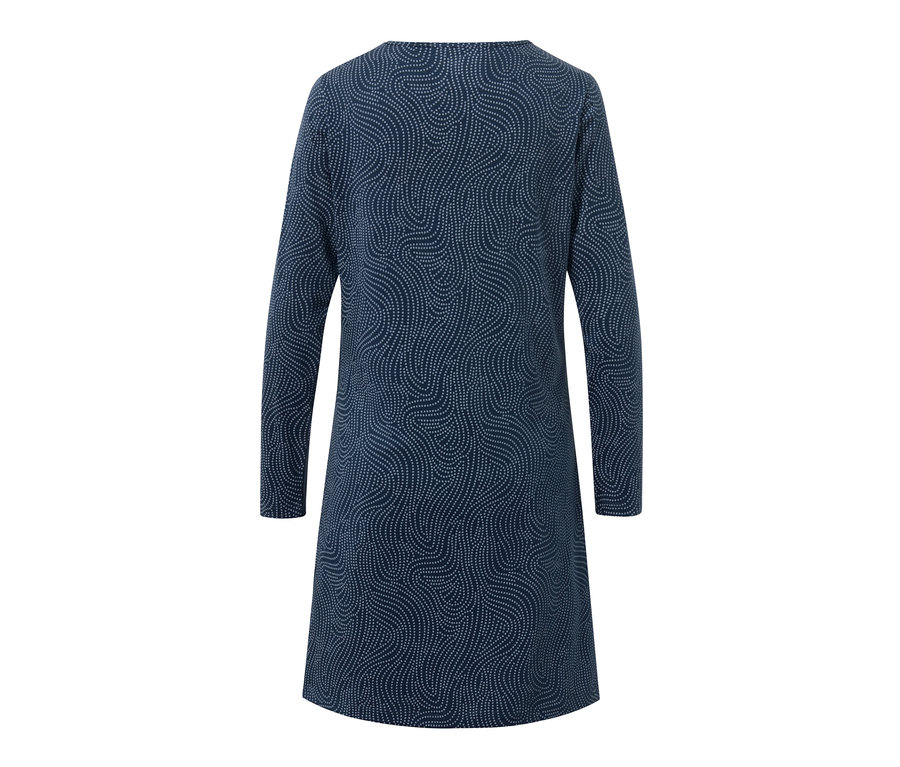 Blaues Nachthemd mit Muster.