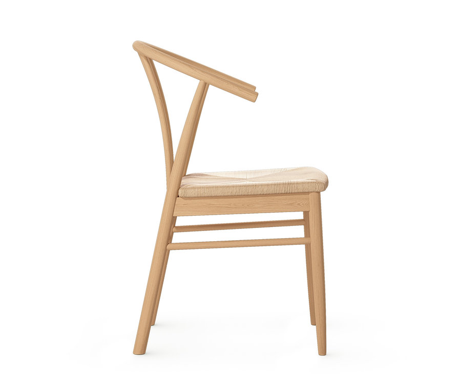 Seitenansicht eines Esszimmerstuhls aus Eichenholz mit gewebter Sitzfläche auf weißem Hintergrund.