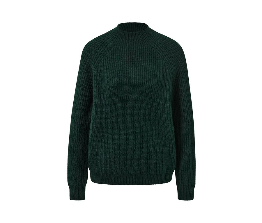 Dunkelgrüner Strickpullover mit Stehkragen.