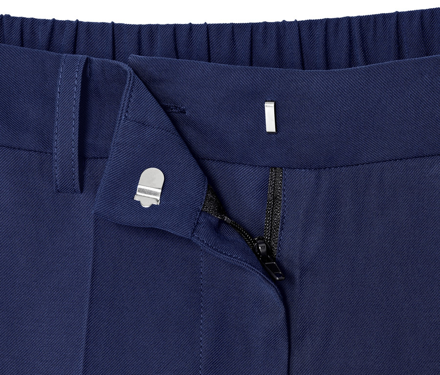 Detail einer blauen Webhose mit teilweise geöffnetem Reißverschluss.
