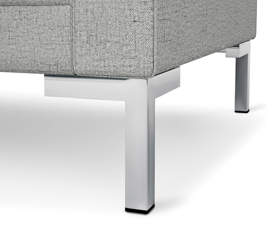 Detailansicht eines grauen 3-Sitzer Sofas "Liv" mit Chromfüßen.