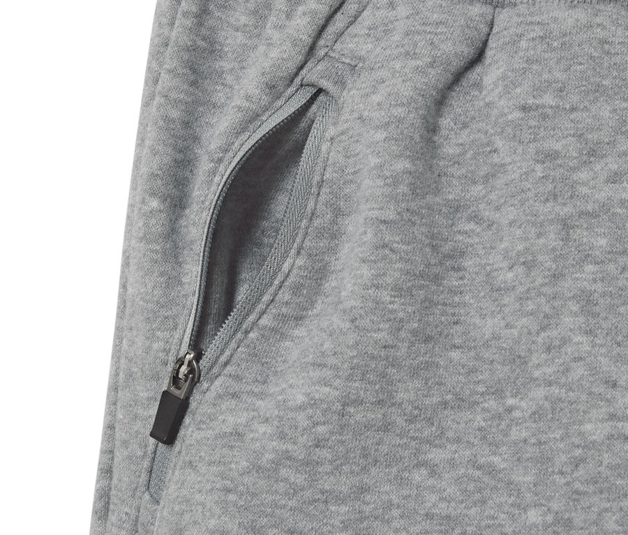 Detailaufnahme einer Kinder-Sweathose mit Reissverschlusstasche.