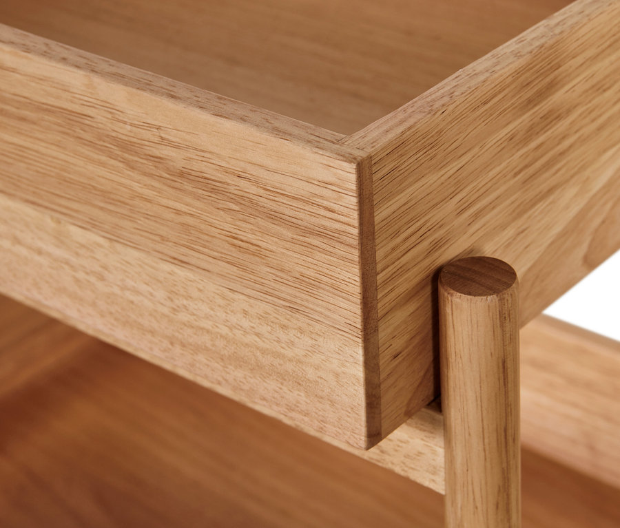 Detail einer Ecke vom Standregal mit 3 Fächern.