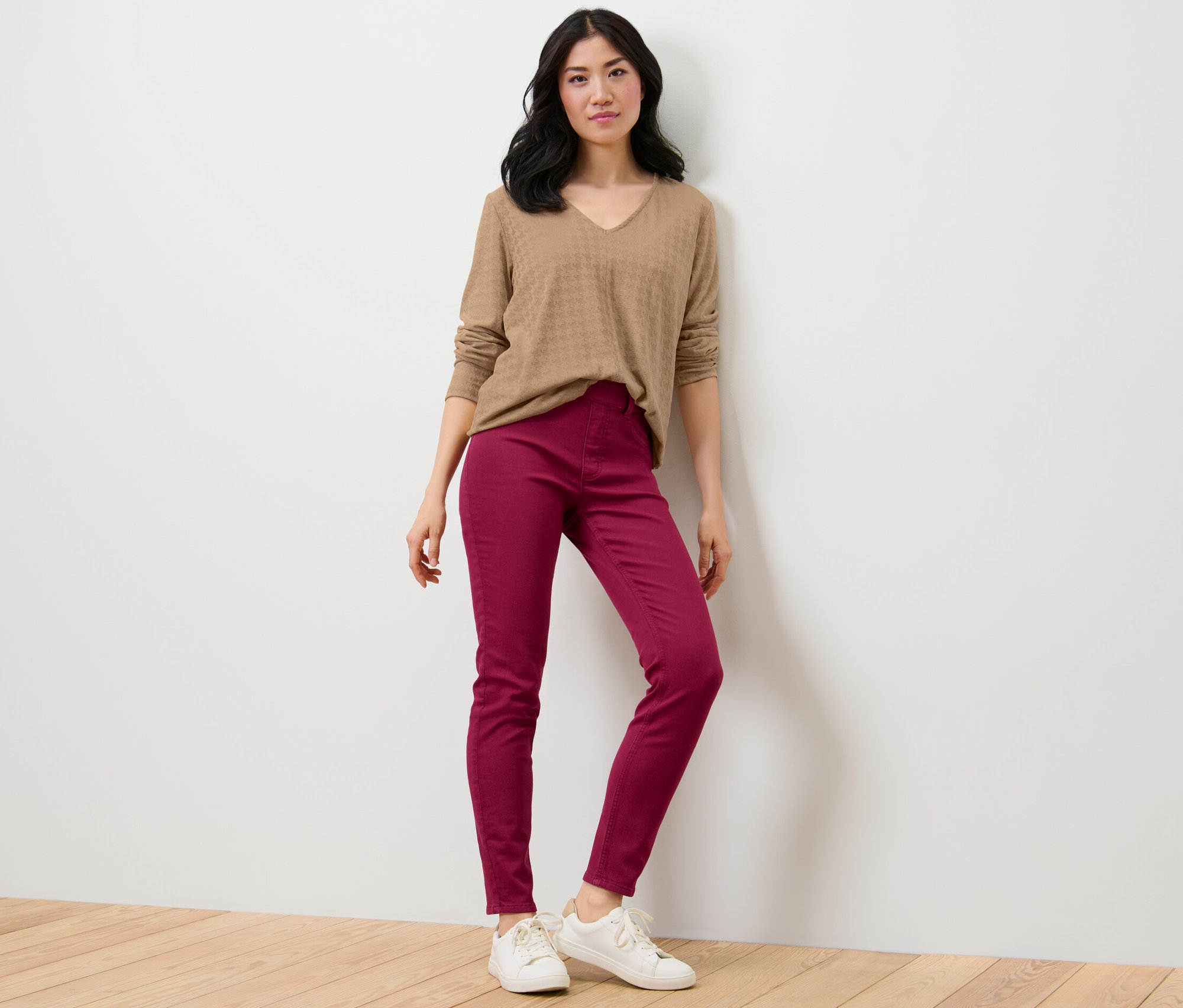 Eine Frau posiert in einem braunen Pullover und Treggings – Fit »Nelly«.