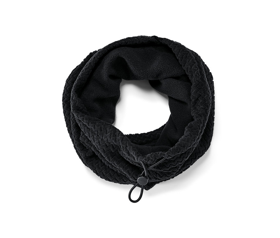 Ein schwarzer Fleecekragen.