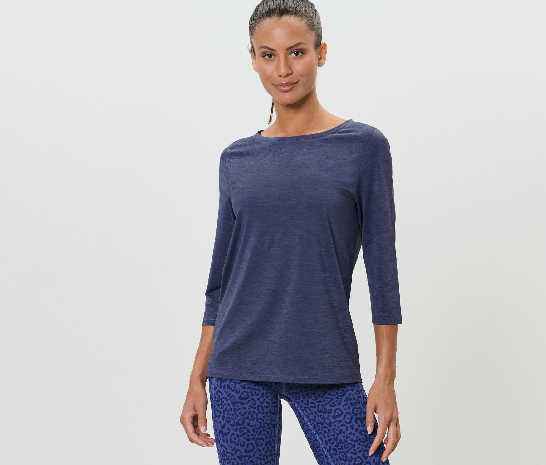 Frau trägt ein lila Funktionsshirt mit 3/4-Arm.