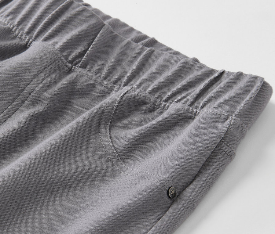 Detailaufnahme einer grauen Leggings in Jeansoptik mit Gummibund und Tasche.