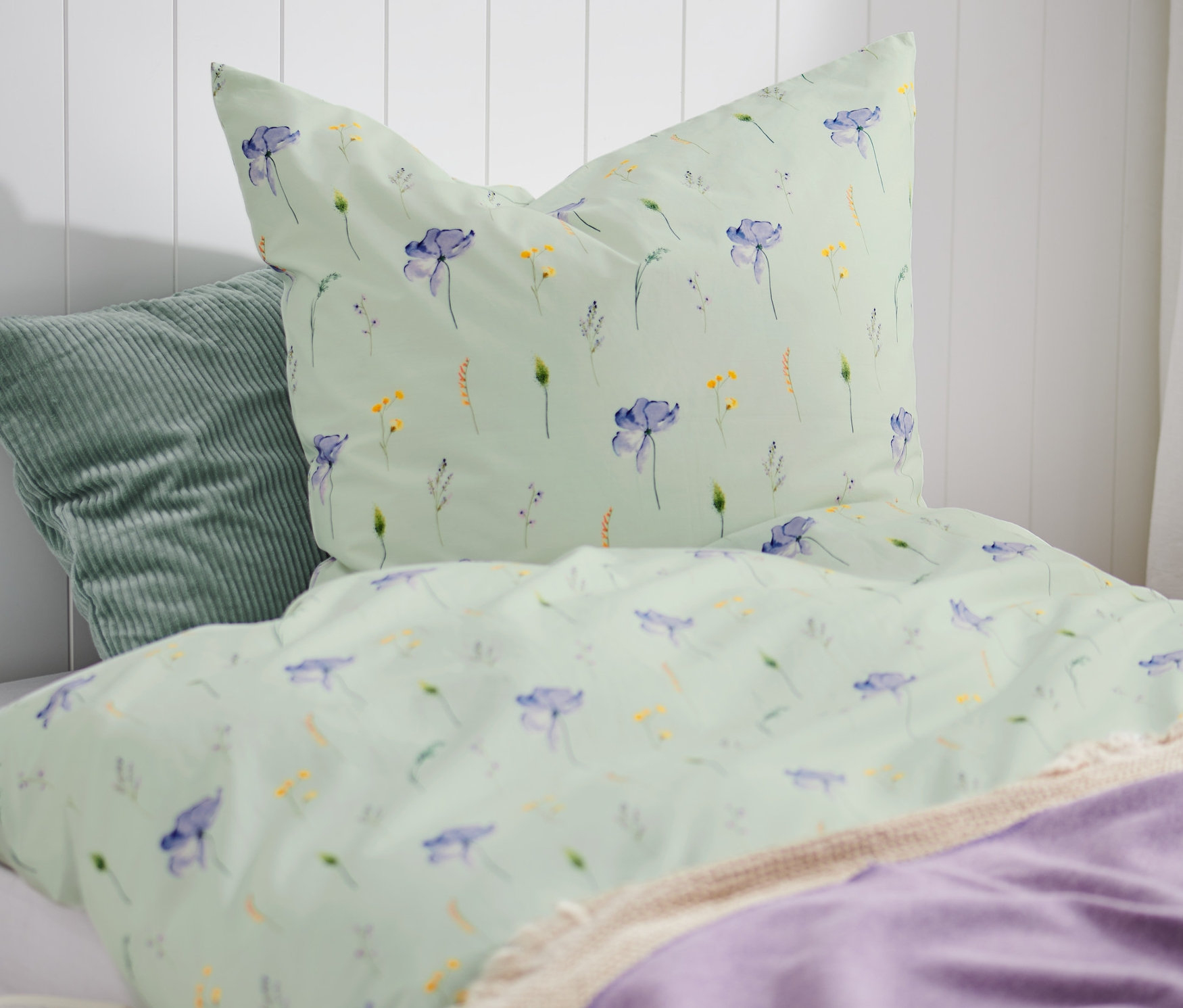 Bett mit Premium-Baumwoll-Bettwäsche in Normal-, Doppel- und Übergröße mit Blumenmuster.