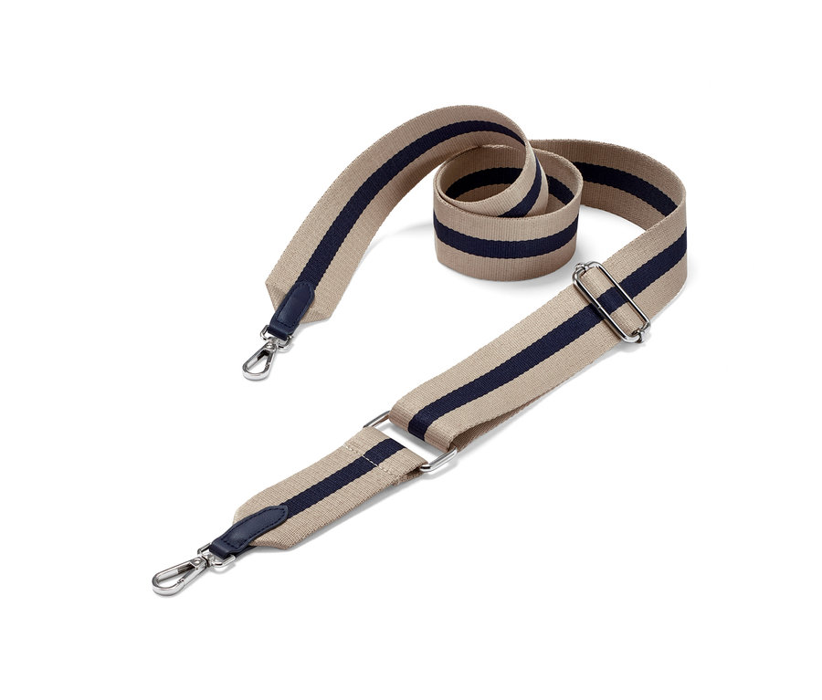 Beiger Wechsel-Taschengurt mit dunkelblauem Streifen und silbernen Karabinerhaken.