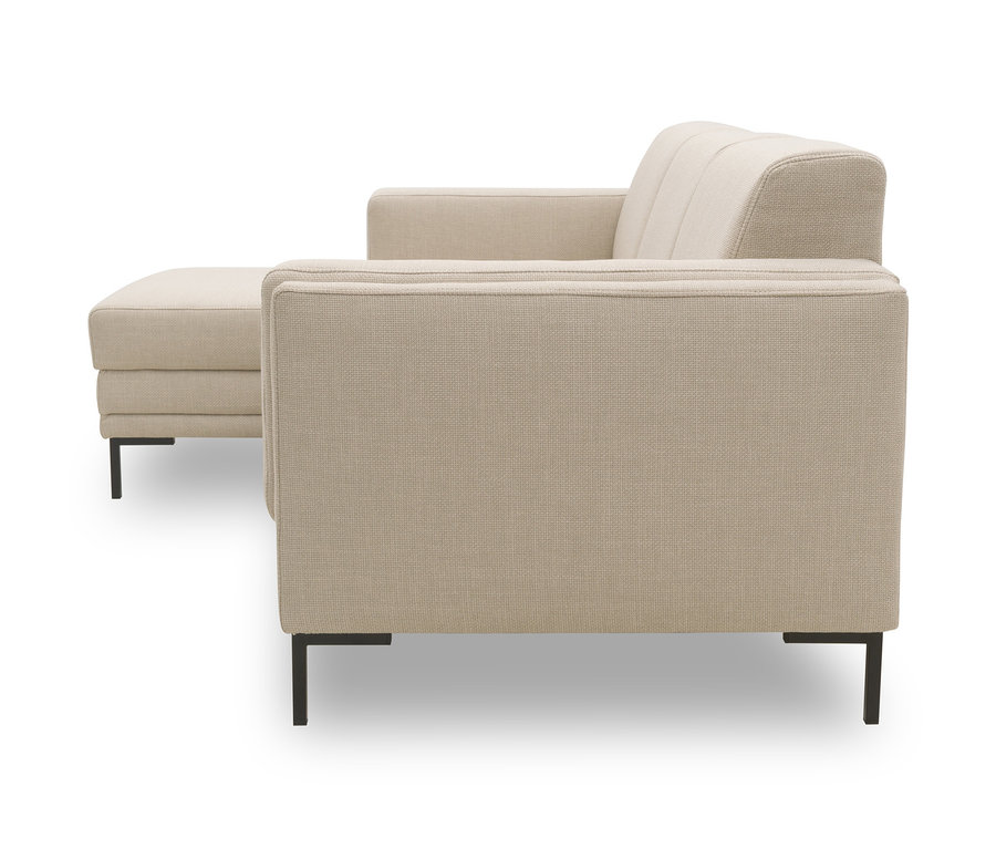Detailansicht des beigen Ecksofas 'LOOKS by Wolfgang Joop' mit schwarzen Füßen.