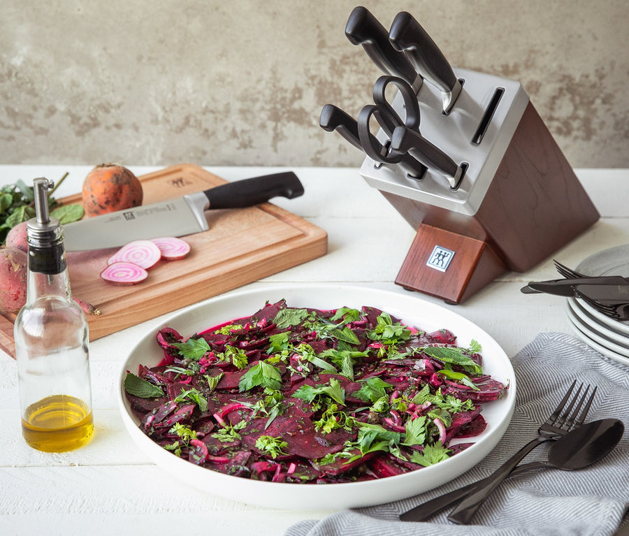 Rübensalat auf Tisch mit ZWILLING **** VIER STERNE Messerblock.