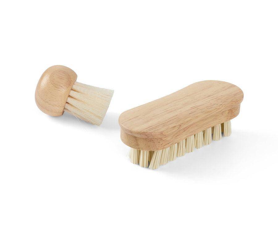 Zwei Gemüsebürsten mit Holzgriff liegen auf einem weißen Hintergrund.