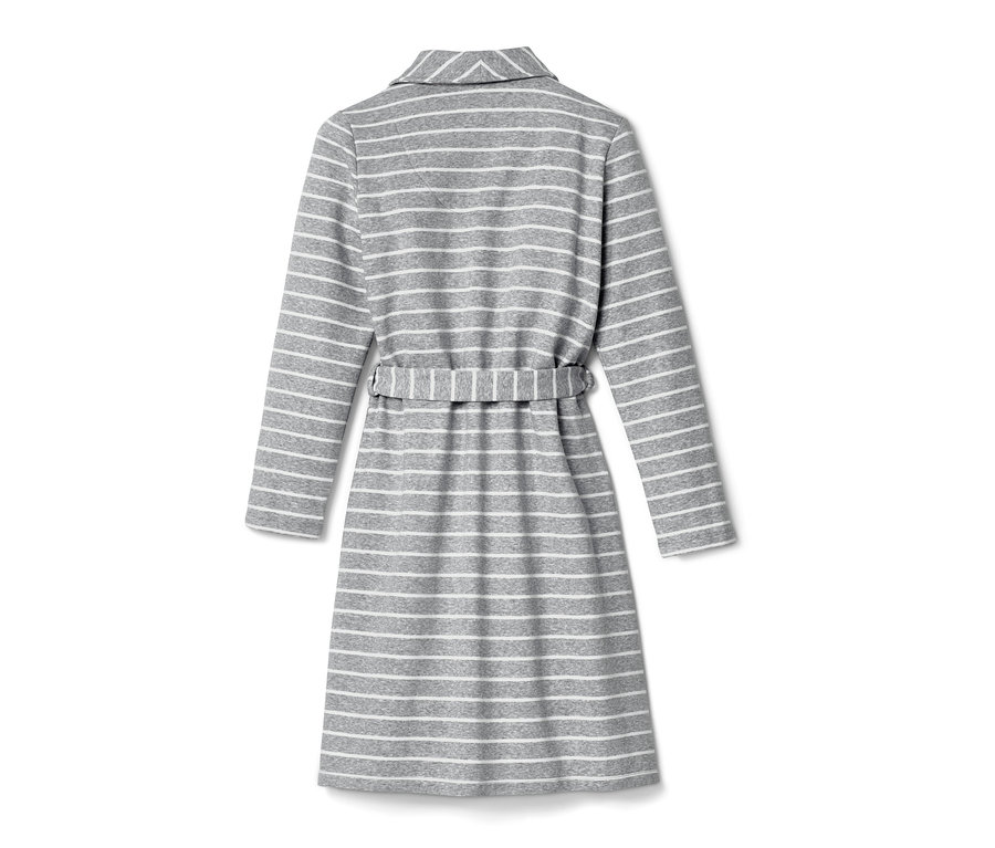 Rückansicht eines Morgenmantels mit grauen und weißen horizontalen Streifen.