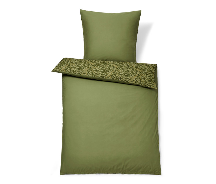 Grüne Renforcé-Bettwäsche mit Kissen und Bordüre mit Blumenmuster.