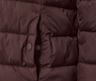 Detailansicht einer dunkelbraunen Steppjacke mit Kapuze.