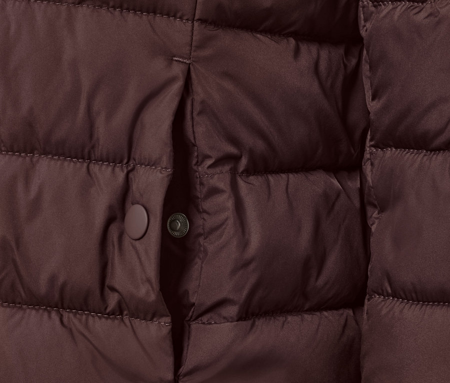 Detailansicht einer dunkelbraunen Steppjacke mit Kapuze.