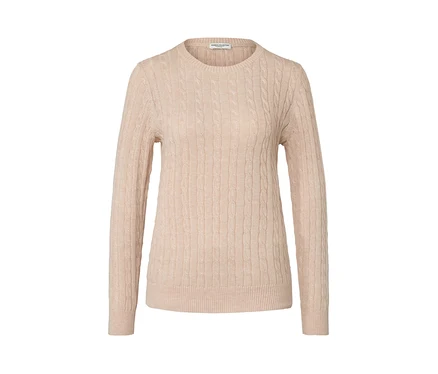 Cremefarbener Zopfstrickpullover.