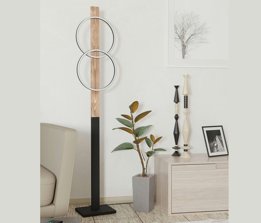 Wohnzimmer mit Eglo LED-Stehleuchte »Boyal«, Topfpflanze und Dekorationen auf einer Kommode.