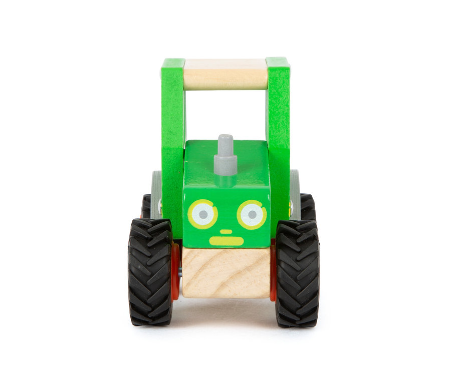 Grüner Holzspielzeugtraktor aus dem small foot Fahrzeuge-Set mit Gesicht auf weißem Hintergrund.