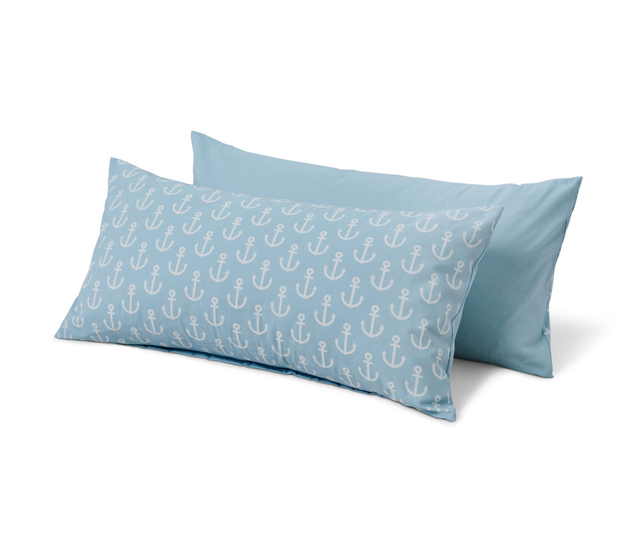 Zwei hellblaue Renforcé-Kopfkissenbezüge.
