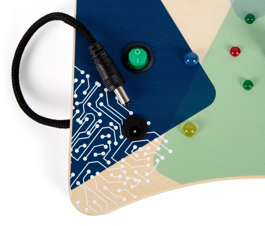 Detailaufnahme des small foot Motorikbretts mit LEDs, Schaltern und bunten Perlen.