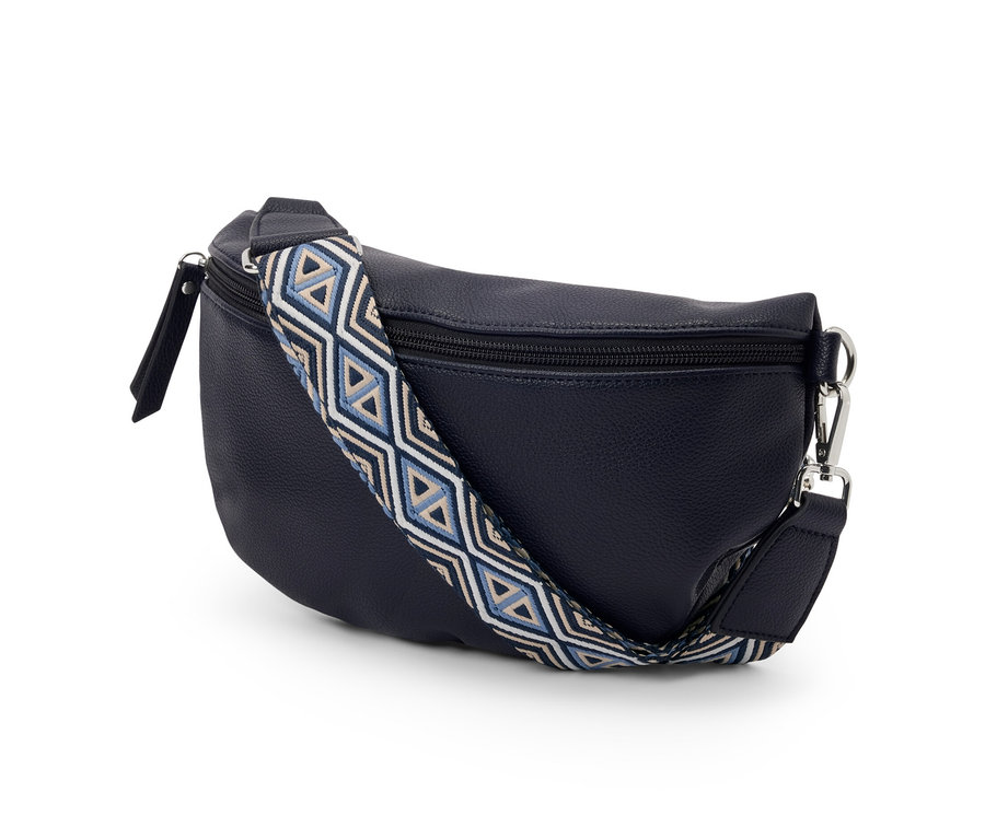 Eine marineblaue Crossbody-Tasche mit einem dekorativen Gurt.