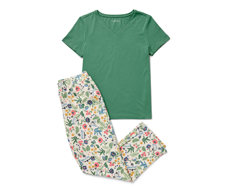 Grünes T-Shirt und Pyjama-Set mit Blumenmuster.