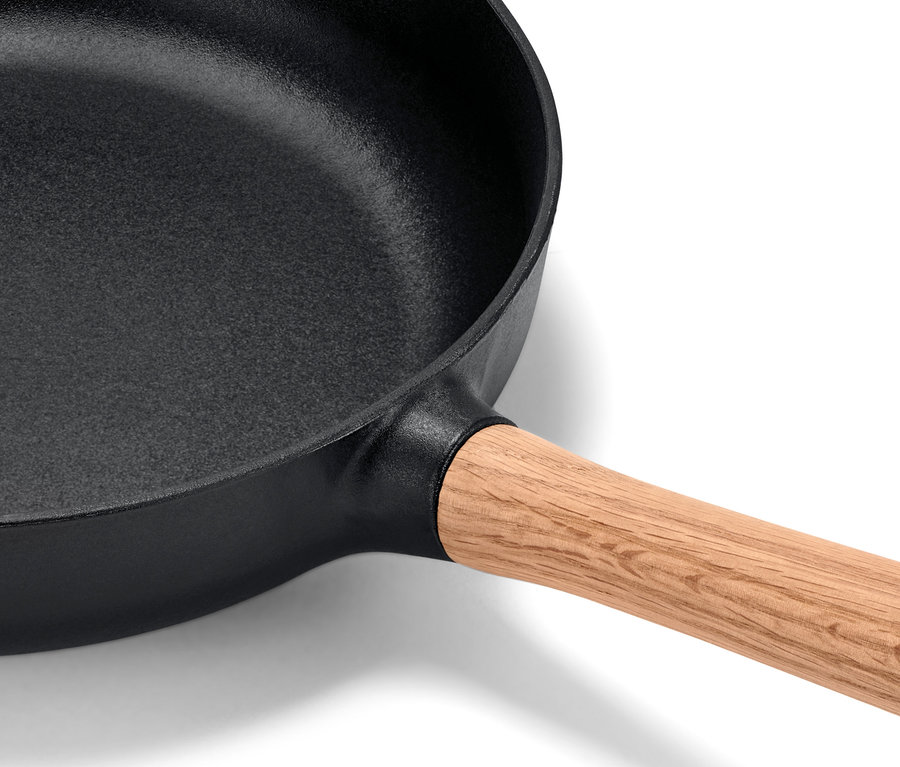 Detailaufnahme einer Gusseisen-Pfanne mit Holzgriff.