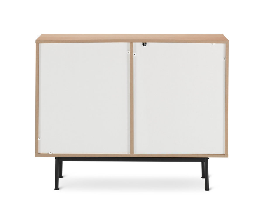 Eine weiss-beige Kommode »Finnsbo« steht auf schwarzen Füßen vor einem weißen Hintergrund.