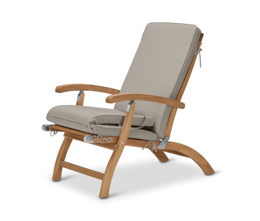 Ein Deckchair mit Polsterauflage auf einem weißen Hintergrund.