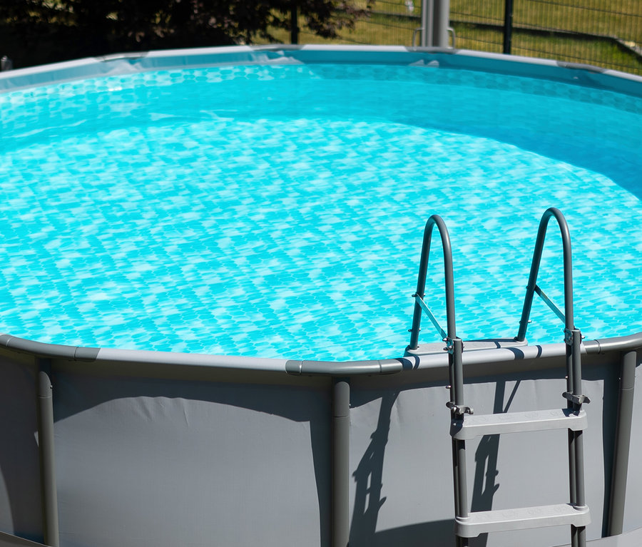 Runder Summer Waves Elite-Frame-Pool (ca. 488 cm Durchmesser) mit Wasser gefüllt und einer Leiter.