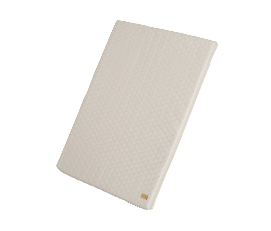 Beige roba Spielmatte "Luxe" mit geometrischem Muster.