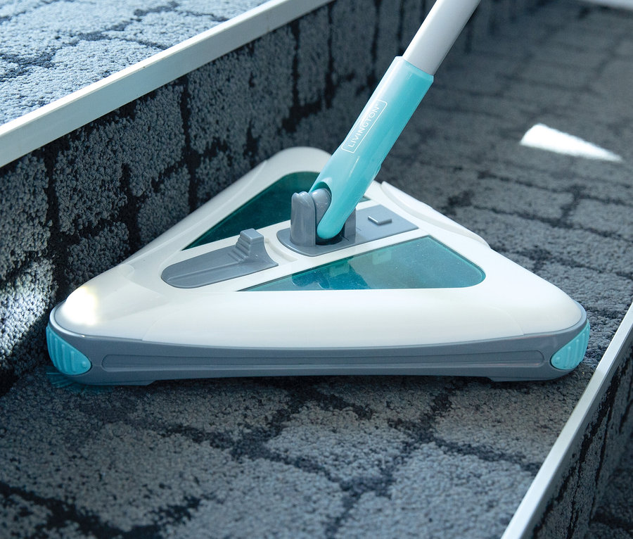 Akkubesen auf einer Treppe mit Teppich.