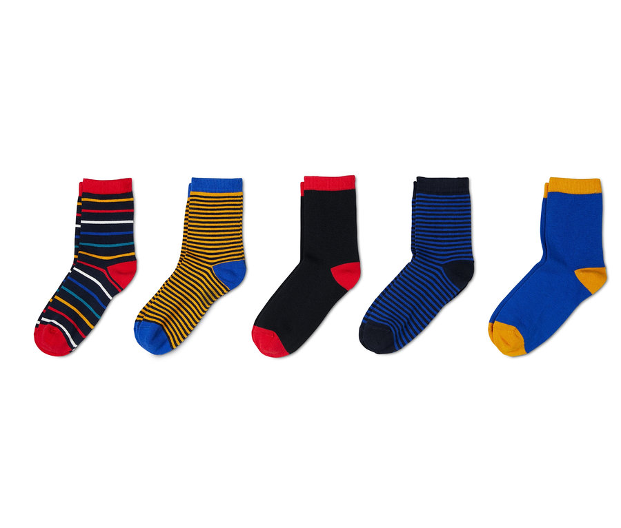 Fünf Paar Socken in verschiedenen Farben und Mustern.