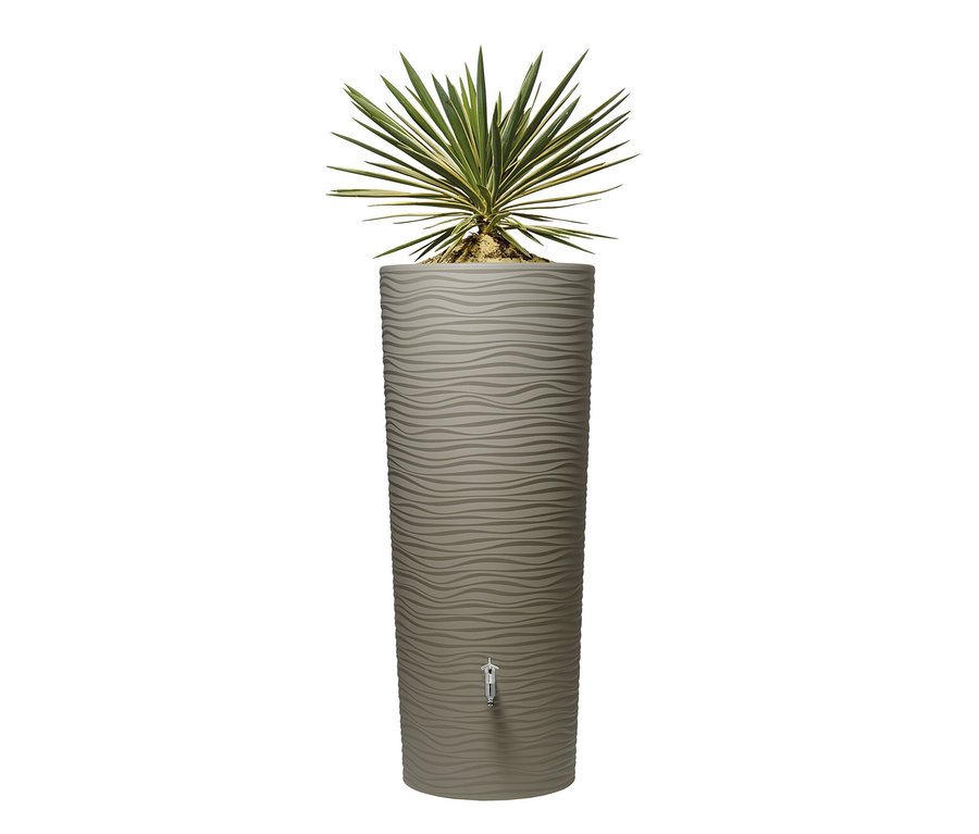 Ein hoher, schmaler, brauner Garantia 2-in-1-Regenspeicher, ca. 350 l, Sahara mit einer Pflanze oben drauf.