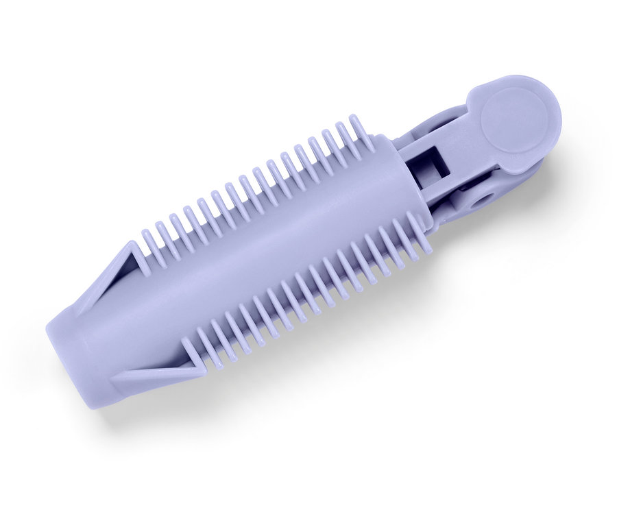 Ein lila Plastikwerkzeug auf einem weißen Hintergrund.