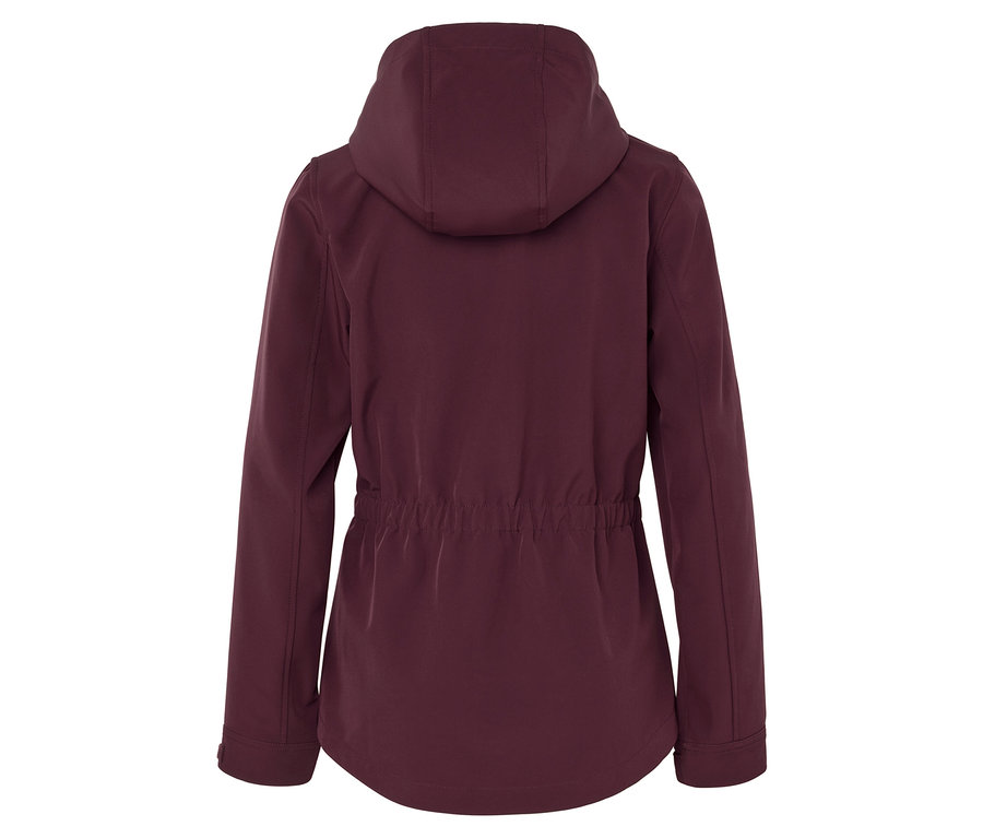 Rückansicht einer bordeauxroten Softshelljacke mit Kapuze und Kordelzug in der Taille.